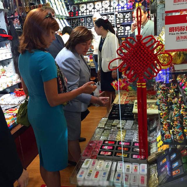 外国政要夫人阅兵观礼结束后赴北京秀水街扫货