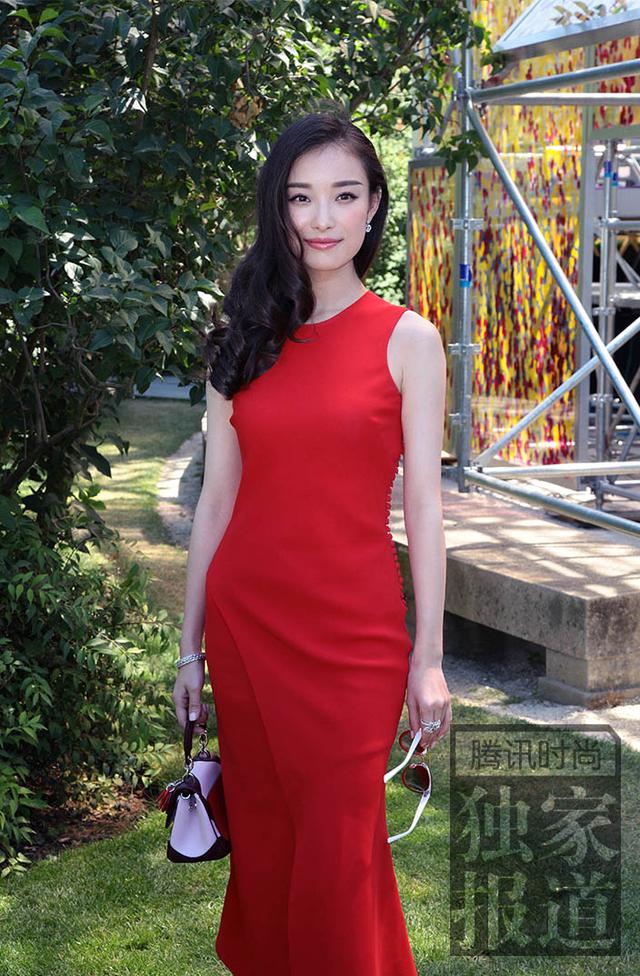 倪妮观秀记 在万花筒的世界感受红色魅力