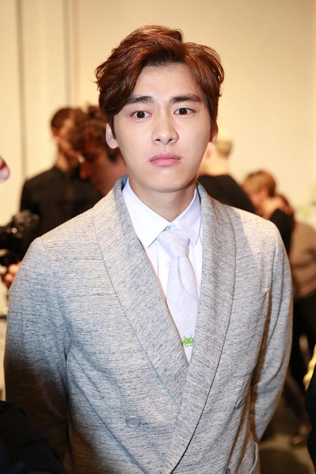 李易峰米兰秀场日记:爱嘟嘴卖萌 不爱骚气Loo