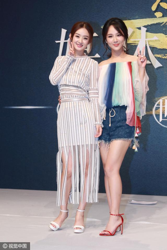 杨幂1w的开衫买不起,但条纹+单色的搭配你能学啊!