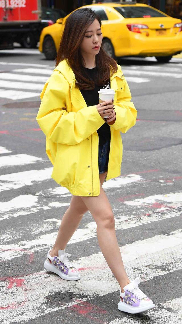 纽约街头活捉一只鲜黄张靓颖 独自步行赶通告
