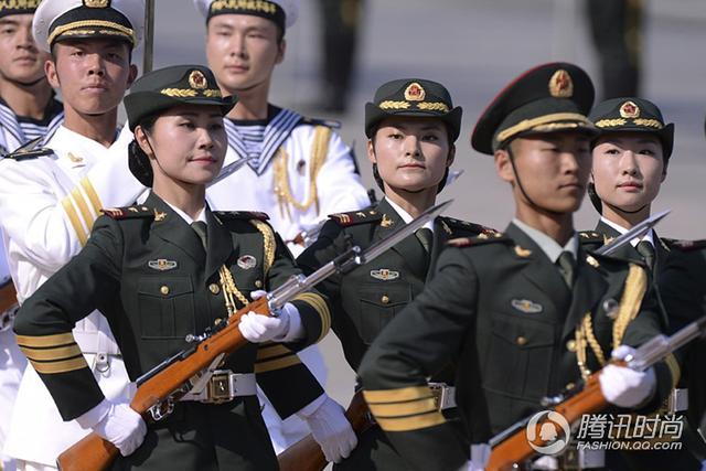 女仪仗兵首亮相 军装战靴堪称中国最美