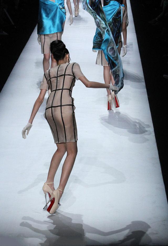 超<em>高跟</em>鞋<em>模特</em>频摔倒 胡社光解释很抱歉 _时尚