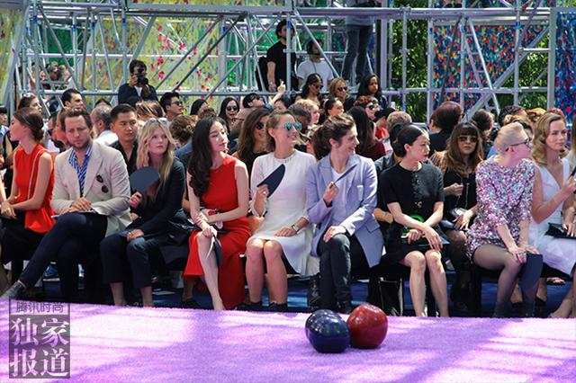 倪妮观秀记 在万花筒的世界感受红色魅力