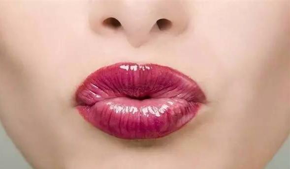 今年流行“玻璃唇”！涂上它气质一下就变了！