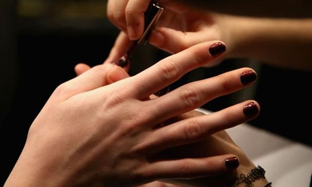 指甲油涂不匀还总涂出边？这几招也许能帮你！