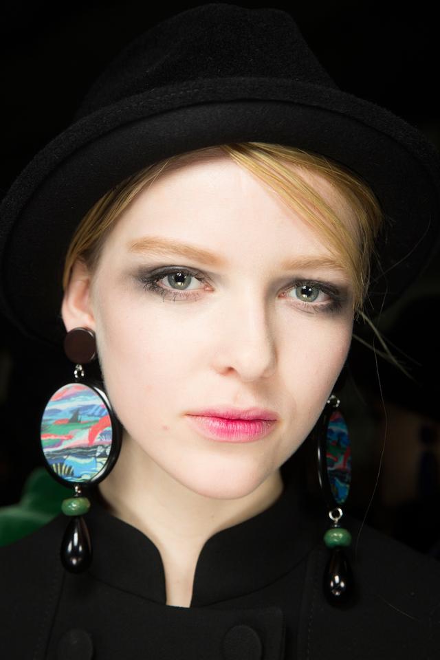 妆容不持久?你与超模只差一款好粉底! _时尚_