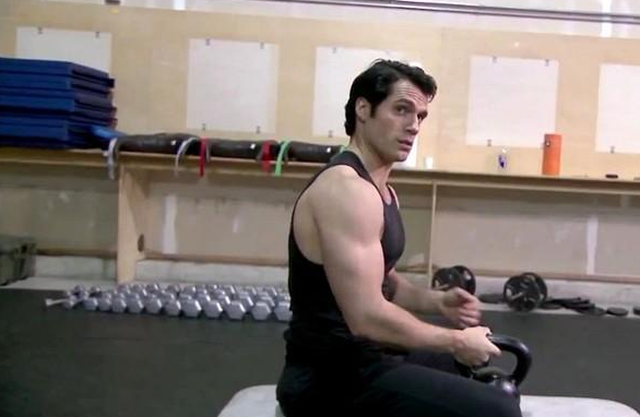 “超人”亨利卡维尔一周健身训练清单_时尚_腾讯网