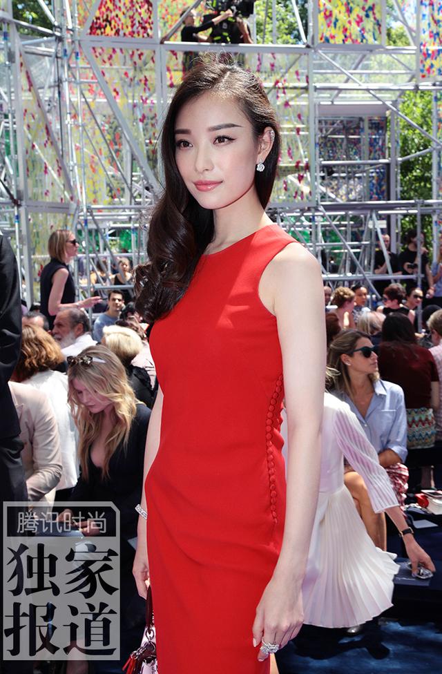 倪妮观秀记 在万花筒的世界感受红色魅力