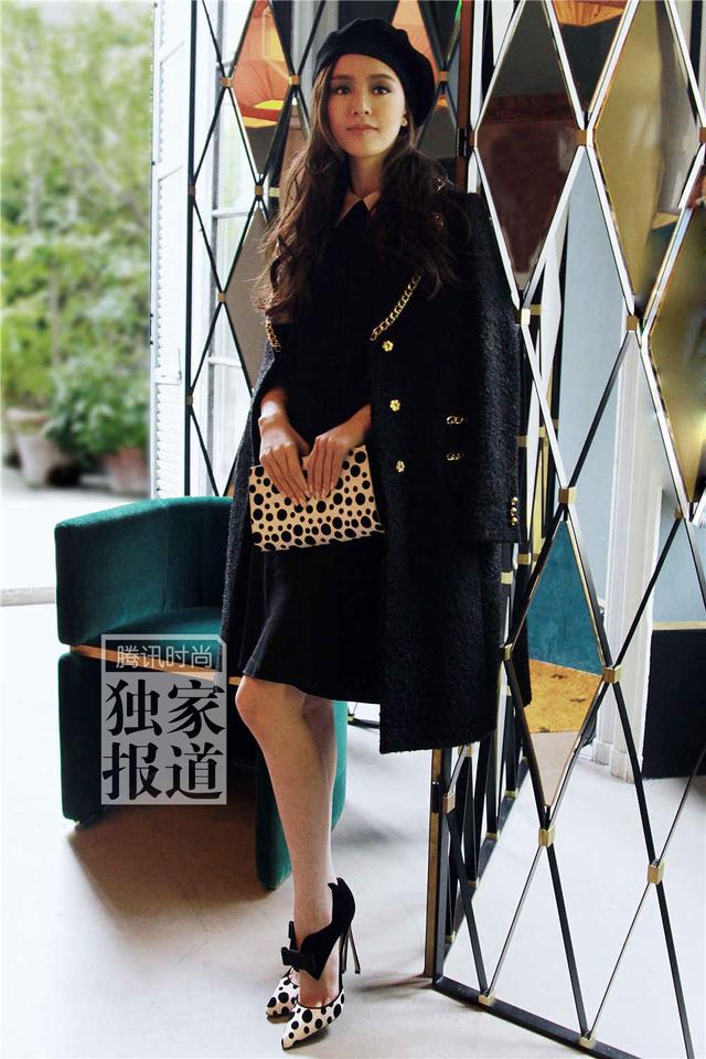 香港嫩模文颖珊米兰独家街拍 演绎俏皮名媛范