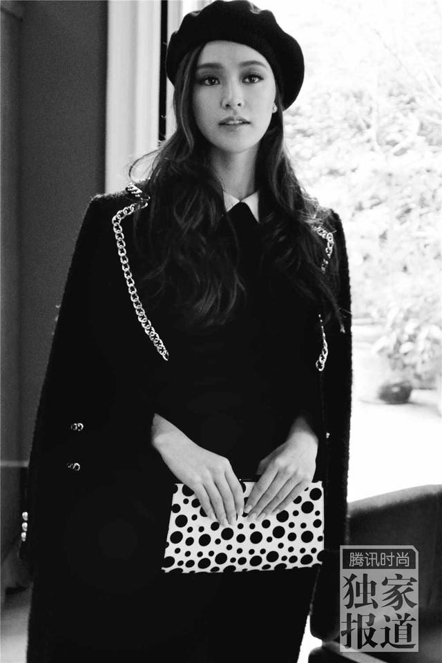 香港嫩模文颖珊米兰独家街拍 演绎俏皮名媛范