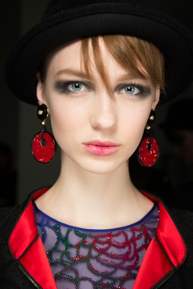 妆容不持久?你与超模只差一款好粉底! _时尚_