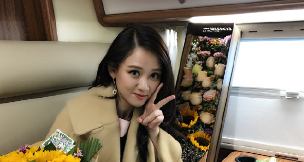 陈乔恩正式迈入微胖界后身材不够发型来凑？据说整个娱乐圈的斜刘海都是按照这条“神秘线”分缝的！