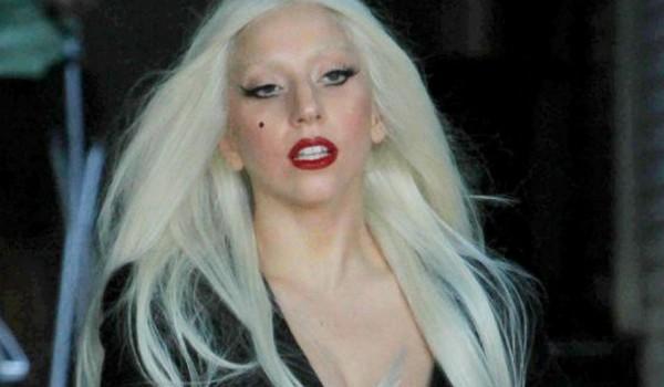 从没有眉毛到眉上眉 Gaga的眉毛已经疯了