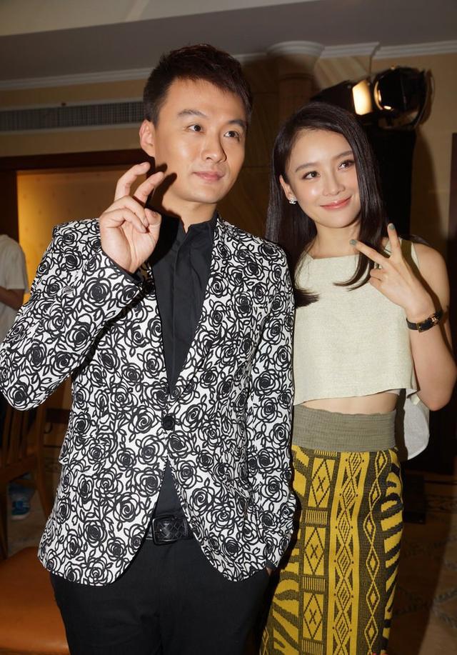袁姗姗着短衣与男士合影 卖萌玩自拍