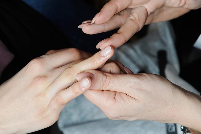 指甲油涂不匀还总涂出边？这几招也许能帮你！