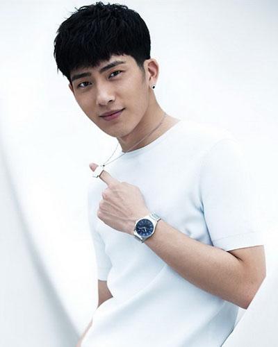 <em>井柏然</em>演穿越剧 <em>发型</em>儒雅再掀复古风_时尚_腾