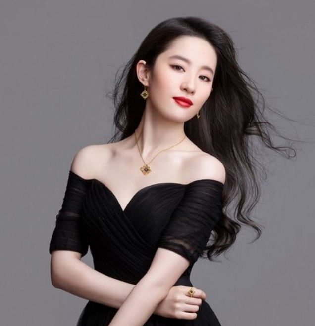 郑爽剧透照300多块“正宫色”惊艳 为啥一画红唇就变美堪比P图十分钟 _时尚_腾讯网