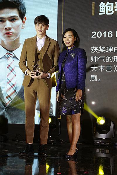 羽毛球世界冠军鲍春来获得"2016kimiss闺蜜 最佳跨界男神"奖