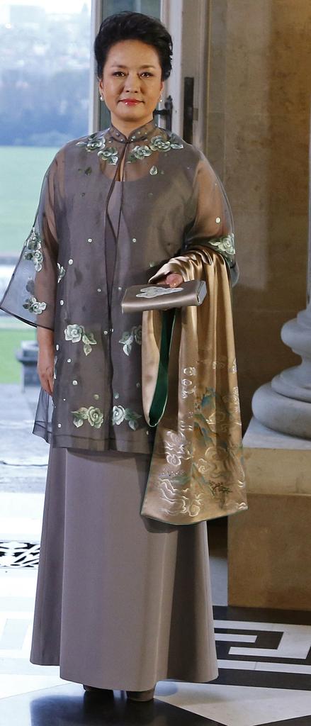 习近平携彭麻麻访美 青花情侣装大秀中国风