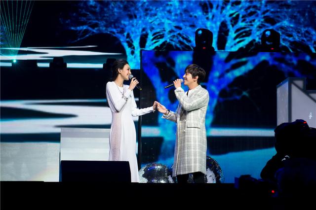 陆瑶着白色长裙牵手郑容和唱情歌