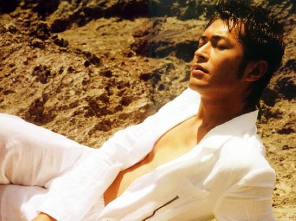 管它冰桶还是拍戏 男星性感湿身才能玩诱惑