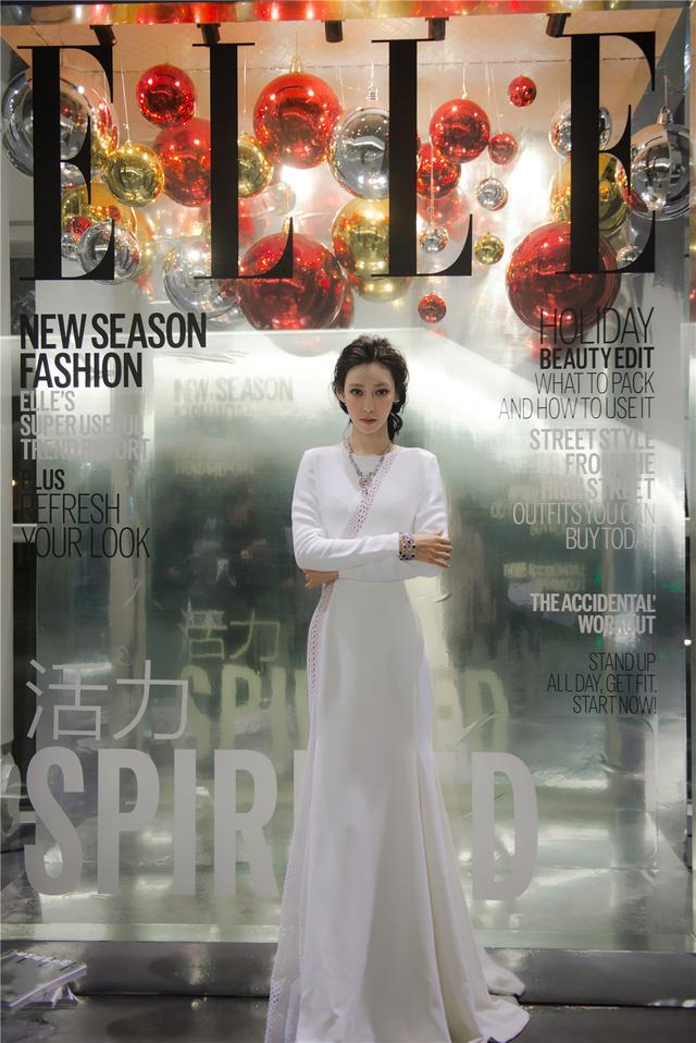 陆瑶着白色长裙牵手郑容和唱情歌