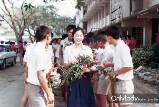 泰国前总理英拉曾是模特?美女总理也爱爆款