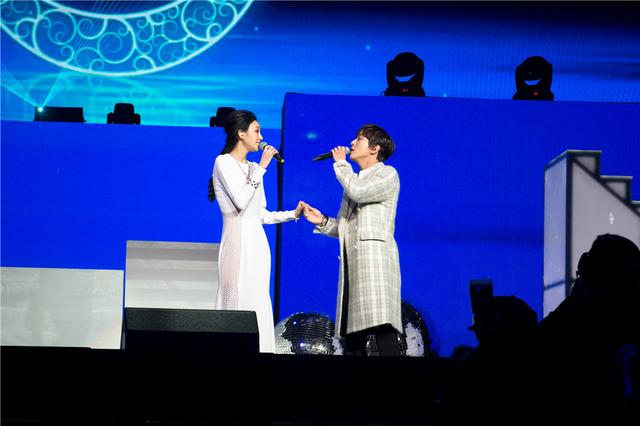 陆瑶着白色长裙牵手郑容和唱情歌