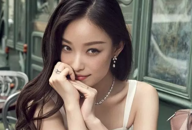 杨幂柳岩胸下垂，倪妮平胸却外扩，同样平胸的林允这一回却完胜?_时尚_腾讯网