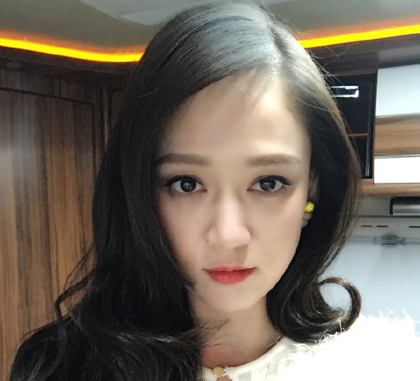 陈乔恩正式迈入微胖界后身材不够发型来凑？据说整个娱乐圈的斜刘海都是按照这条“神秘线”分缝的！