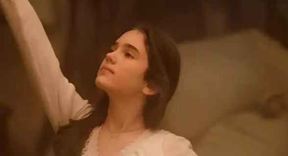 1982年,12岁的珍妮弗在《美国往事》里饰演"旋转,跳跃,我睁着眼"的