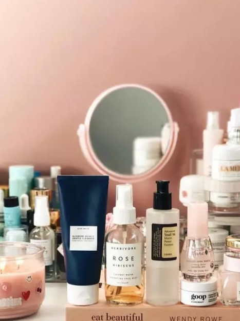 刘亦菲素颜吃辣锅,赵丽颖淡妆吃清汤锅!吃火锅