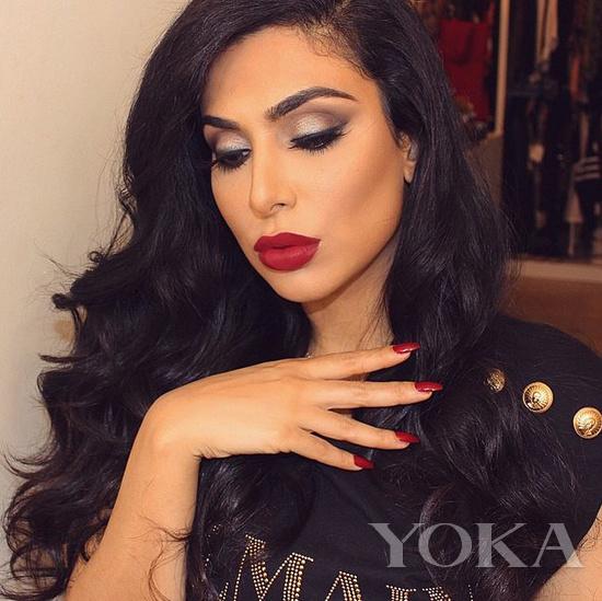 1. Huda Kattan  ȫ������ǰ20����ױ��������Ϊ�������Ե��ж�����椣�Huda Kattan��ױ�ݾ����Ǵ��ۺ촽��͸¶���Ըз���  Instagram�˺ţ�hudabeauty