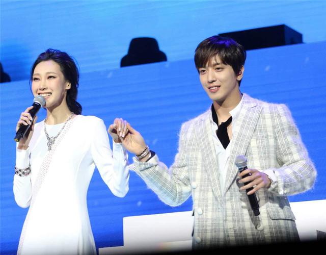 陆瑶着白色长裙牵手郑容和唱情歌