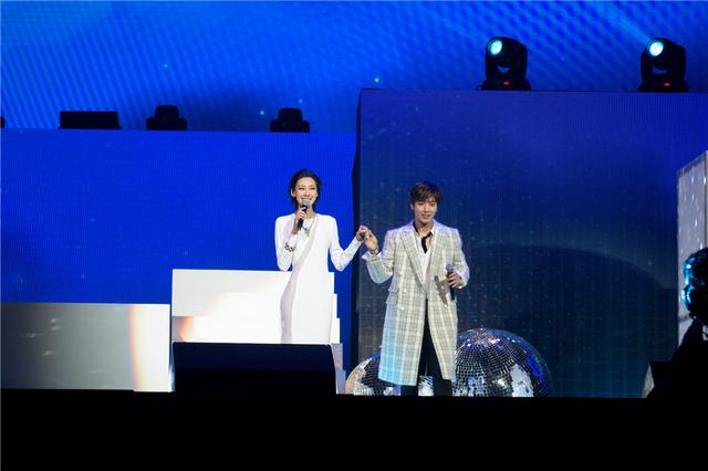 陆瑶着白色长裙牵手郑容和唱情歌