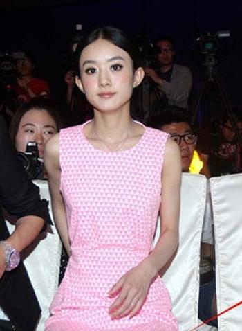 赵丽颖现身机场 穿吊带衫身材平坦