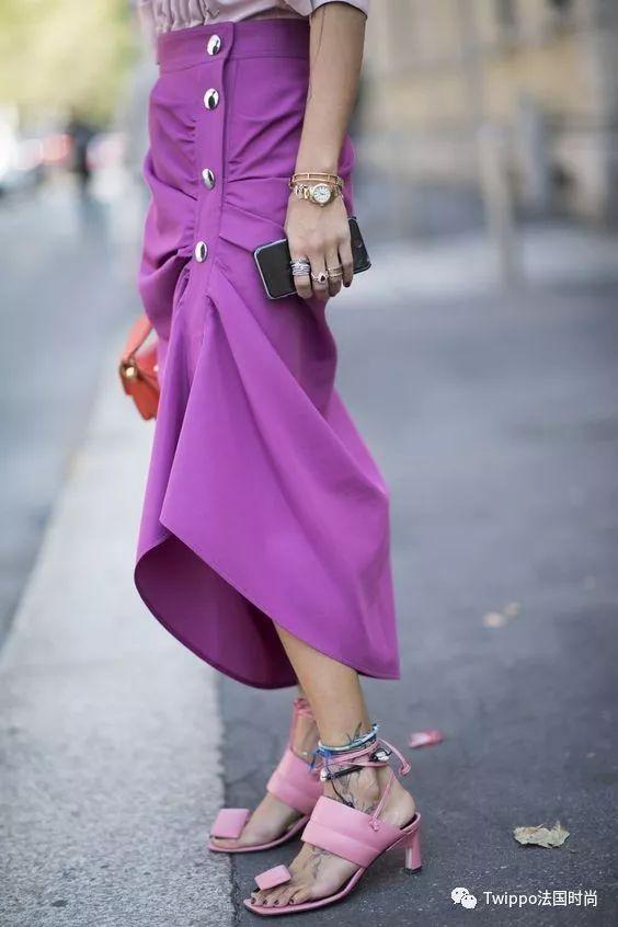 深紫色的包包配起粉色丝绒裙子,会有更加温柔的感觉.