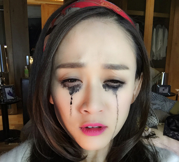 陈乔恩正式迈入微胖界后身材不够发型来凑？据说整个娱乐圈的斜刘海都是按照这条“神秘线”分缝的！