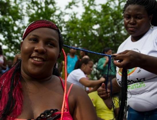 <em>非洲</em>式发型逆天了 <em>头发</em>盘好盛水果_时尚_腾讯