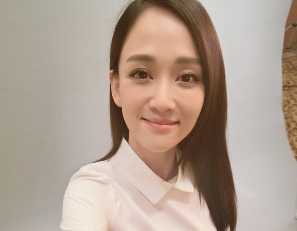 陈乔恩正式迈入微胖界后身材不够发型来凑？据说整个娱乐圈的斜刘海都是按照这条“神秘线”分缝的！