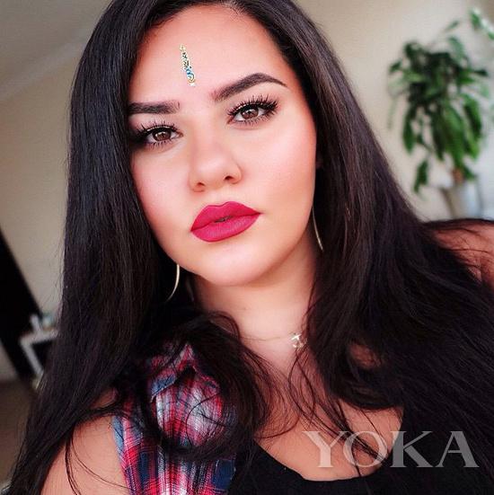 2. Najla Kaddour  Najla Kaddour��DIY�����ױ�ʺ󣬴���ˮ��ǰ�����е���������ں�ĵ�ɫ���������Խ�����ε��ơ�  Instagram�˺ţ�najlakaddour