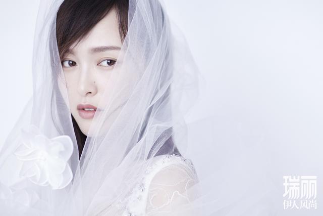 唐嫣携新剧回归亮相时尚封面，白裙裸妆尽显纯粹之美