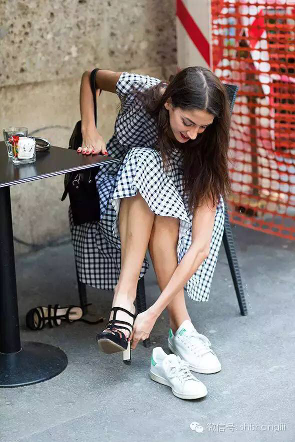 裙子+运动鞋,今年春天最潮搭配!