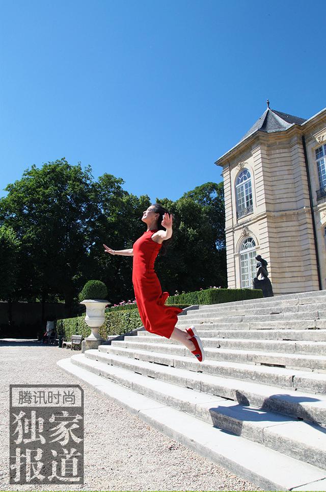 倪妮观秀记 在万花筒的世界感受红色魅力