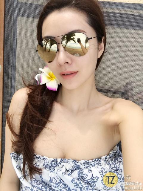 熊黛林好心机！拍照时故意把衣服往下扯，网友一下就发现了！