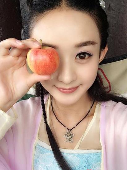 赵丽颖现身机场 穿吊带衫身材平坦