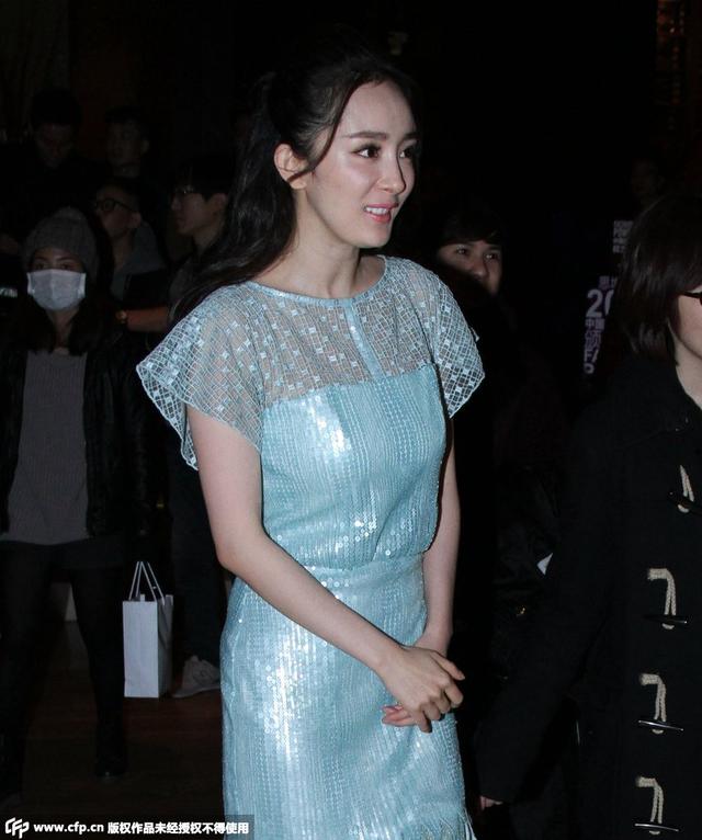 杨幂透视鱼尾裙亮相 清纯如少女
