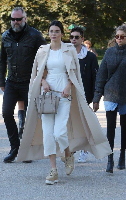 怎样用举世苗条长大衣拉长双腿？