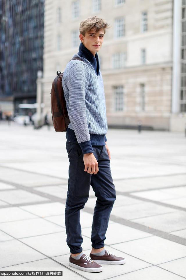 男装周街拍:男人白长裙与女人高叉裙谁更美